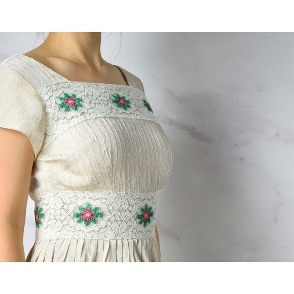1950s Embroidered Dress Size Small 50s Cocktail Dress Floral Embroidery Lace - Picture 10 of 10